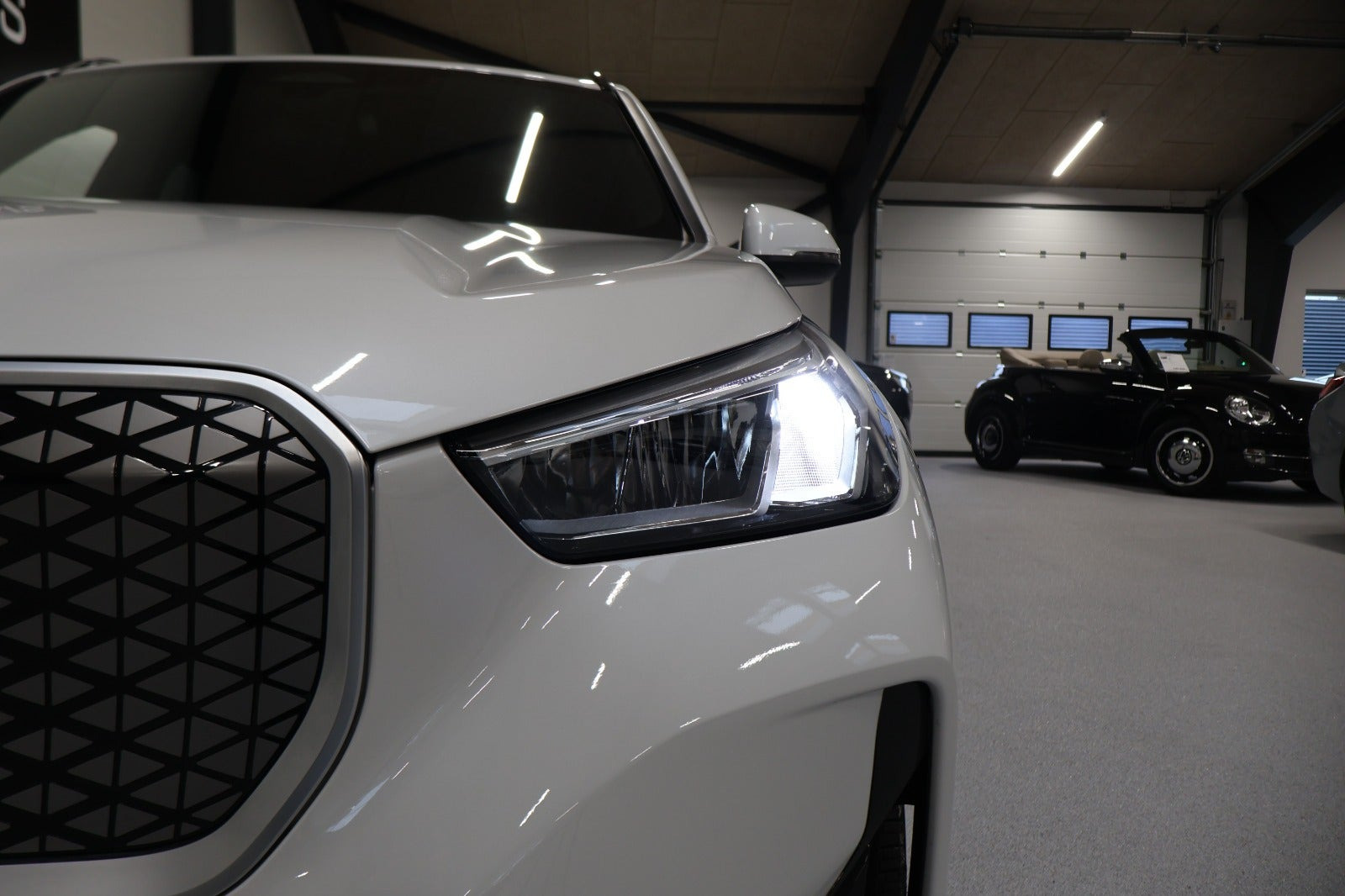 Hvid BMW iX1 fra 2025