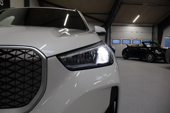 Hvid BMW iX1 fra 2025