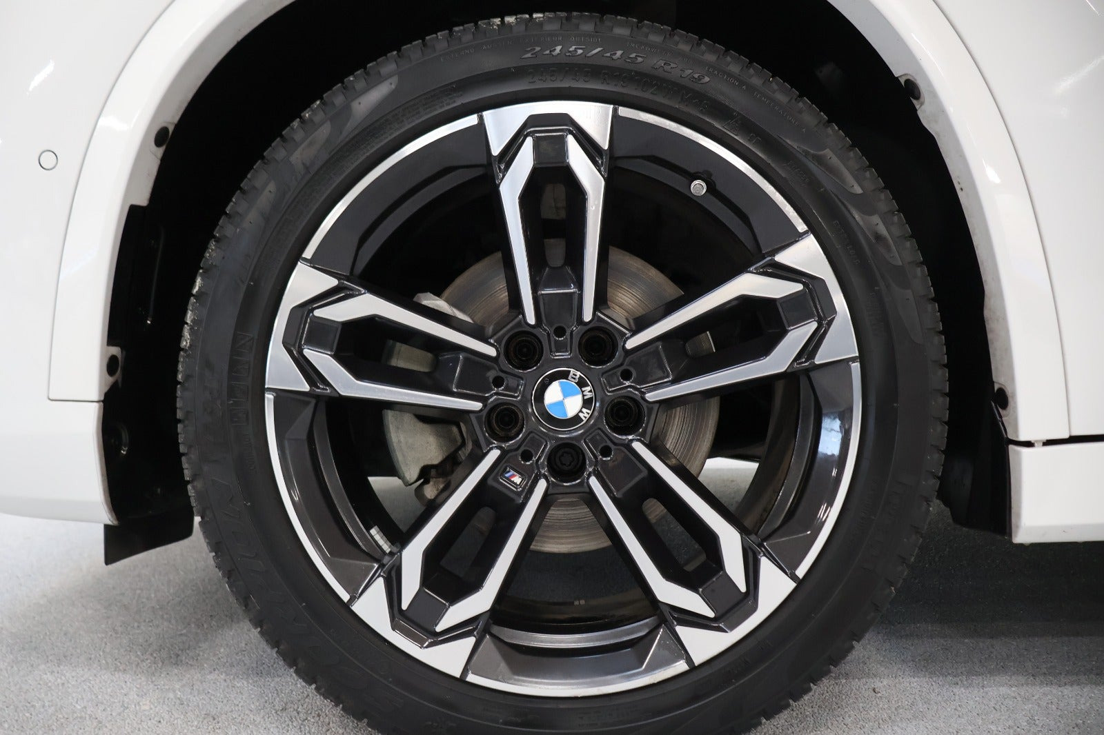 Hvid BMW iX1 fra 2025
