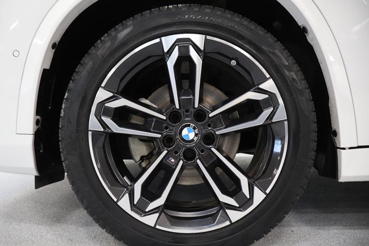 Hvid BMW iX1 fra 2025