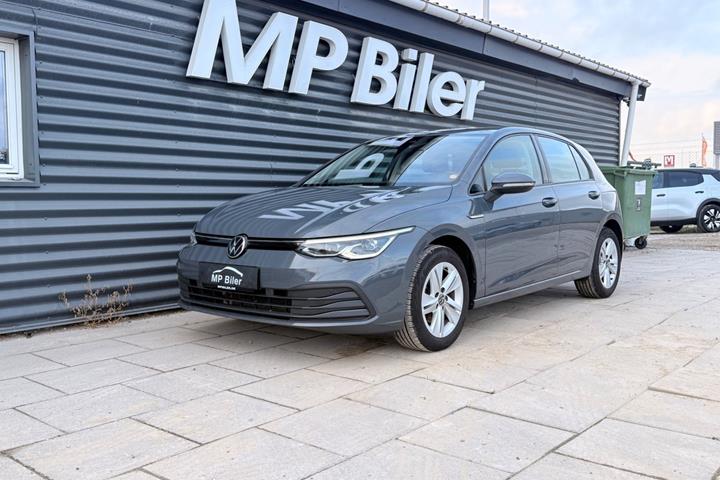 Grå VW Golf VIII fra 2020 set udefra