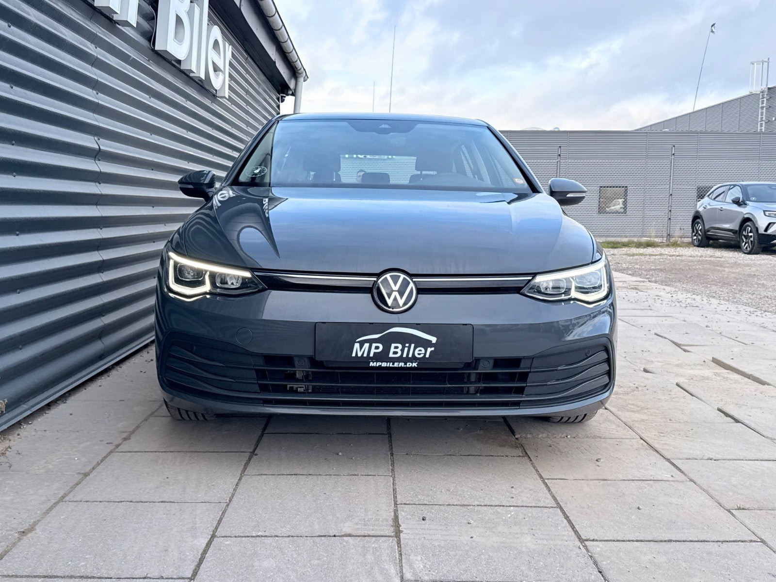 Grå VW Golf VIII fra 2020