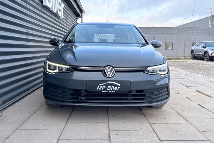 Grå VW Golf VIII fra 2020