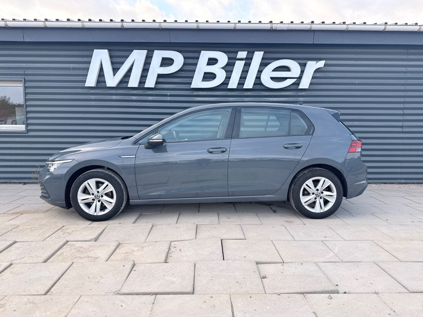 Grå VW Golf VIII fra 2020