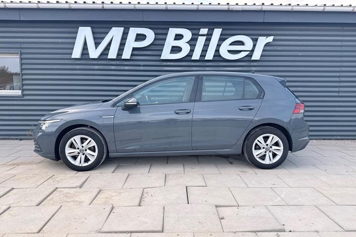 Grå VW Golf VIII fra 2020