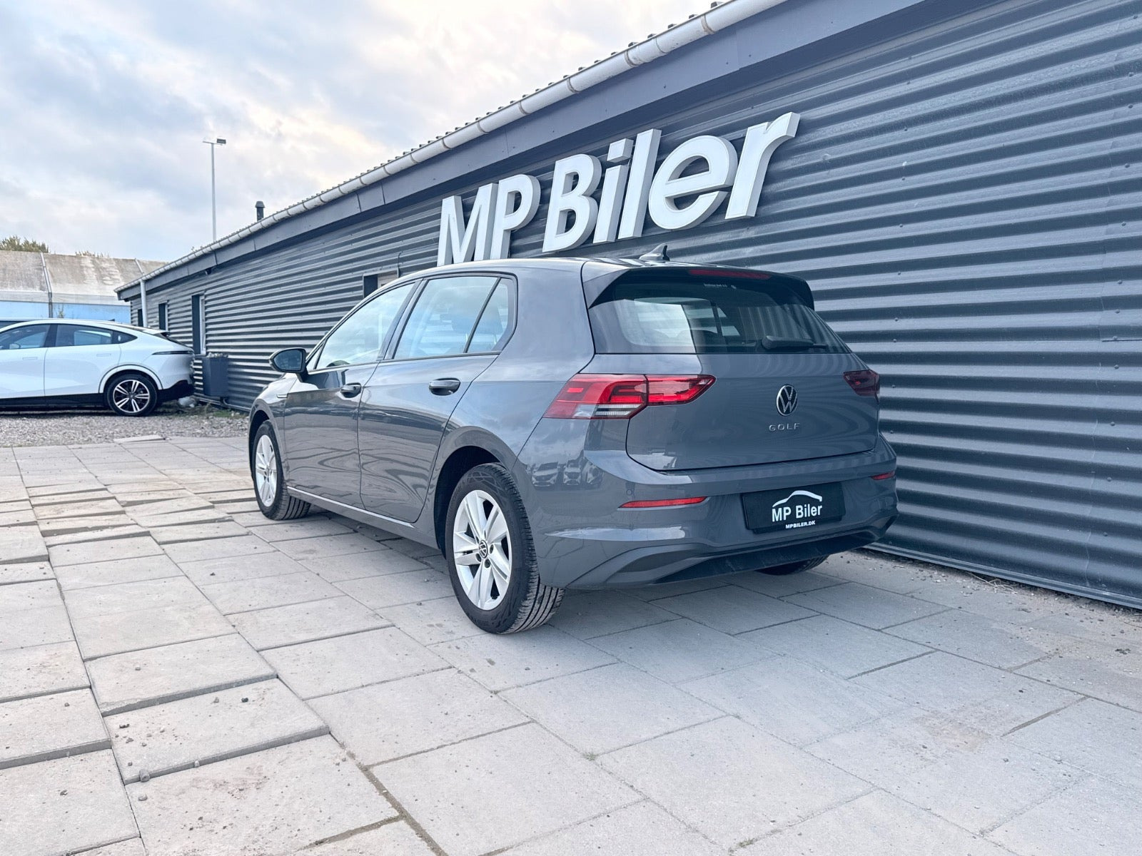 Grå VW Golf VIII fra 2020