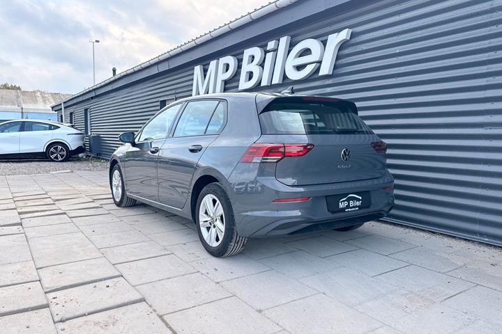 Grå VW Golf VIII fra 2020