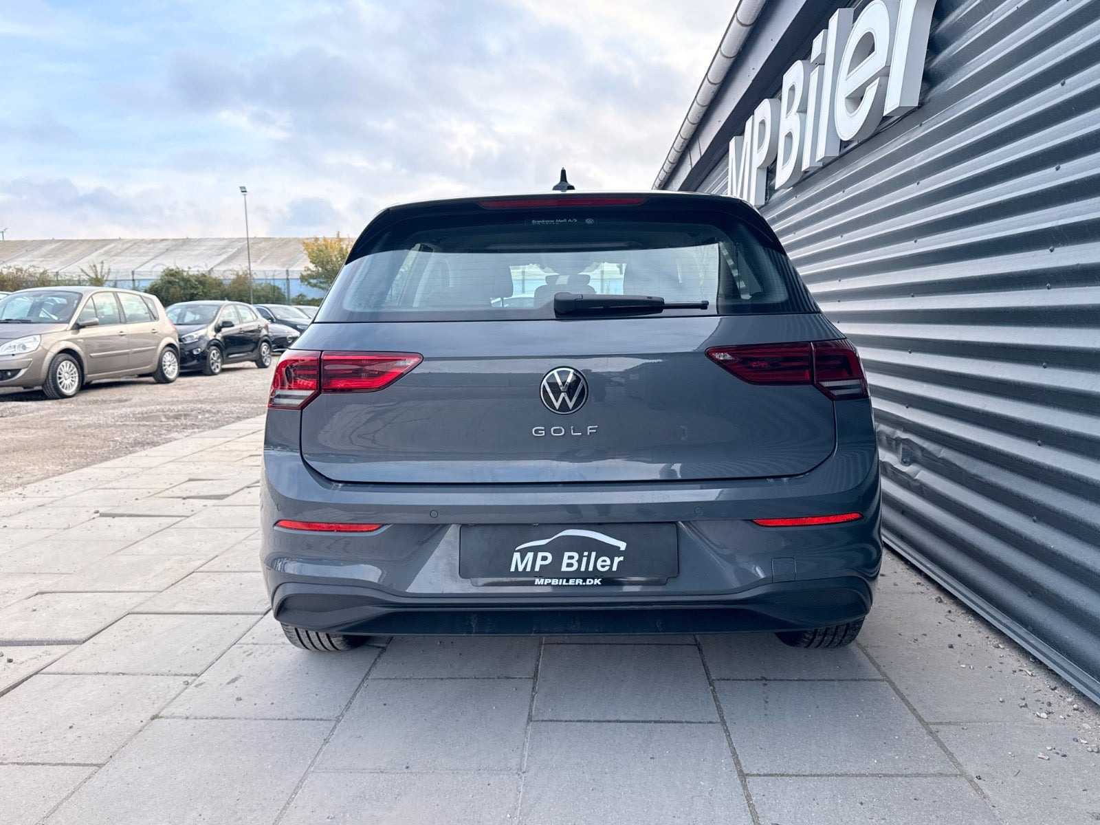 Grå VW Golf VIII fra 2020