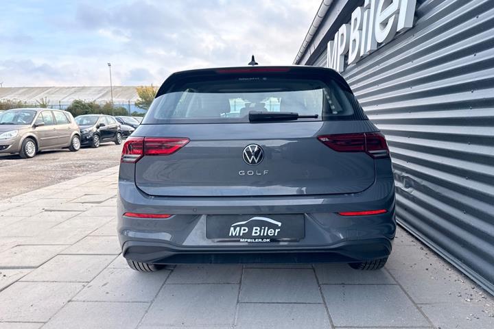 Grå VW Golf VIII fra 2020