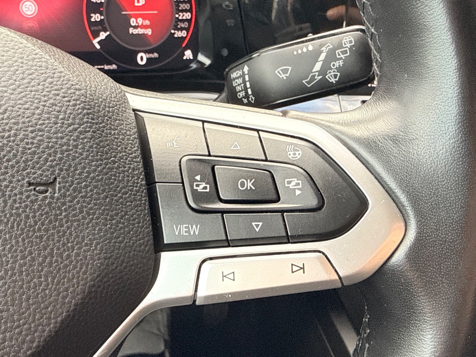 Grå VW Golf VIII fra 2020