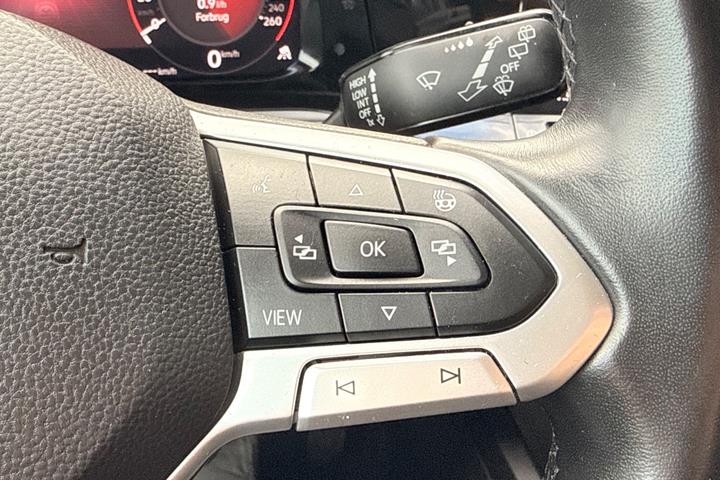 Grå VW Golf VIII fra 2020