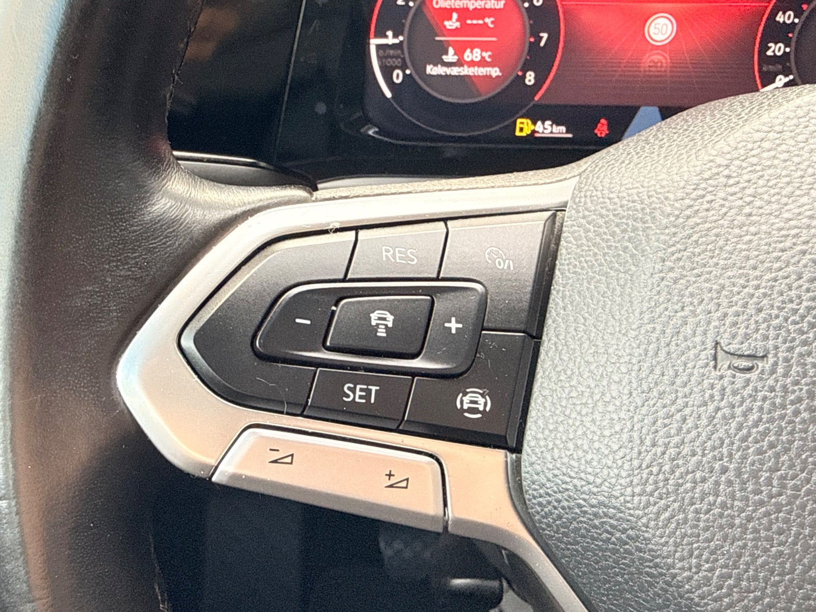 Grå VW Golf VIII fra 2020