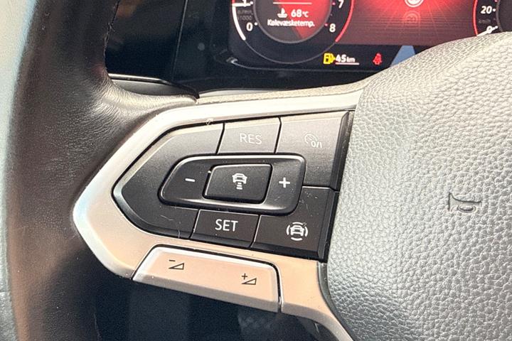 Grå VW Golf VIII fra 2020