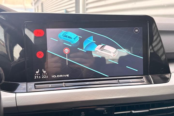 Grå VW Golf VIII fra 2020