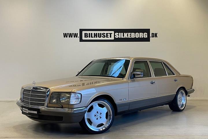 Beige Mercedes 500 SEL fra 1981