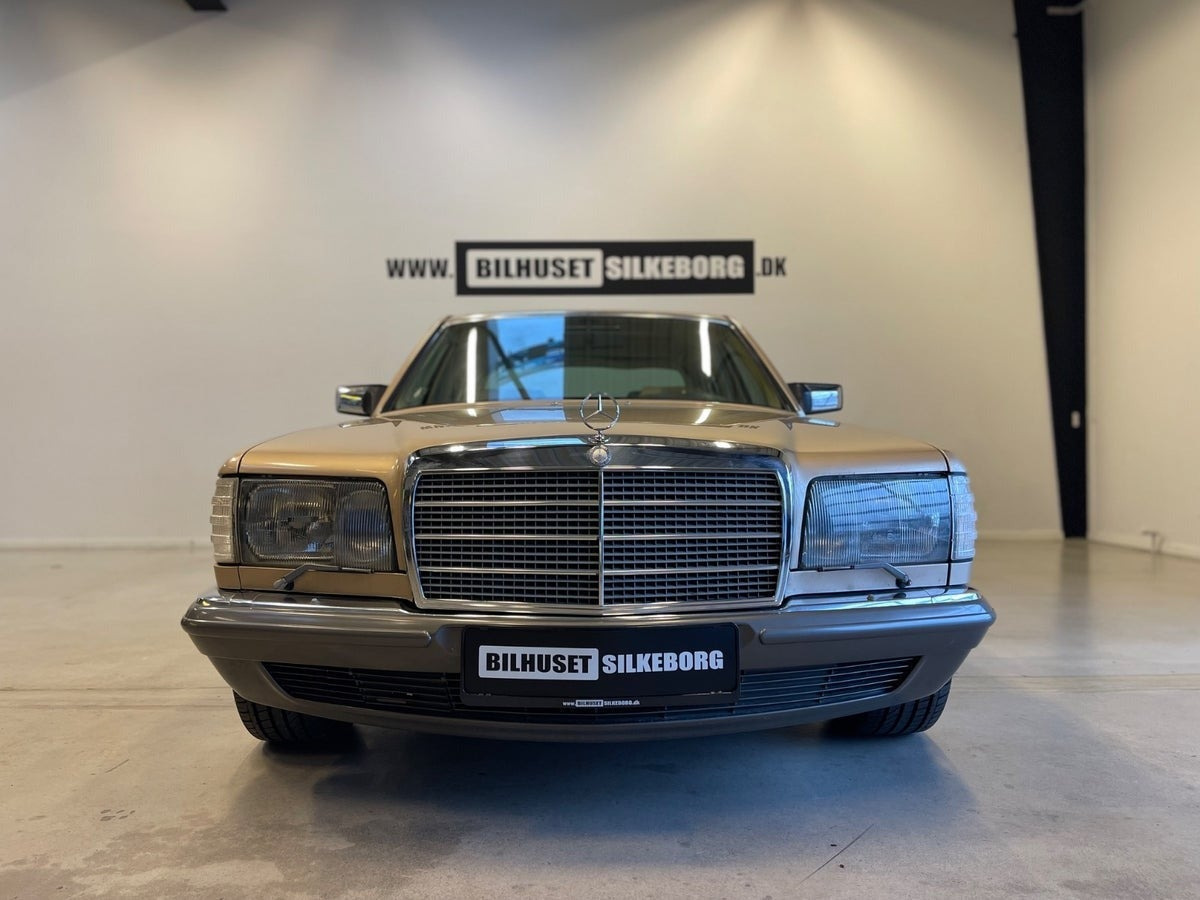 Beige Mercedes 500 SEL fra 1981