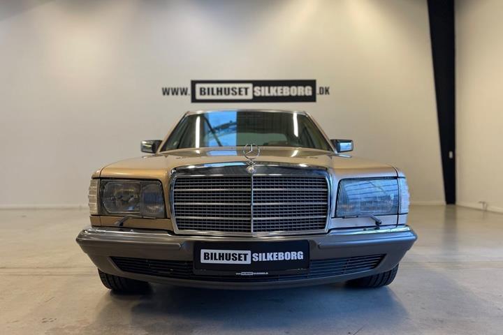 Beige Mercedes 500 SEL fra 1981