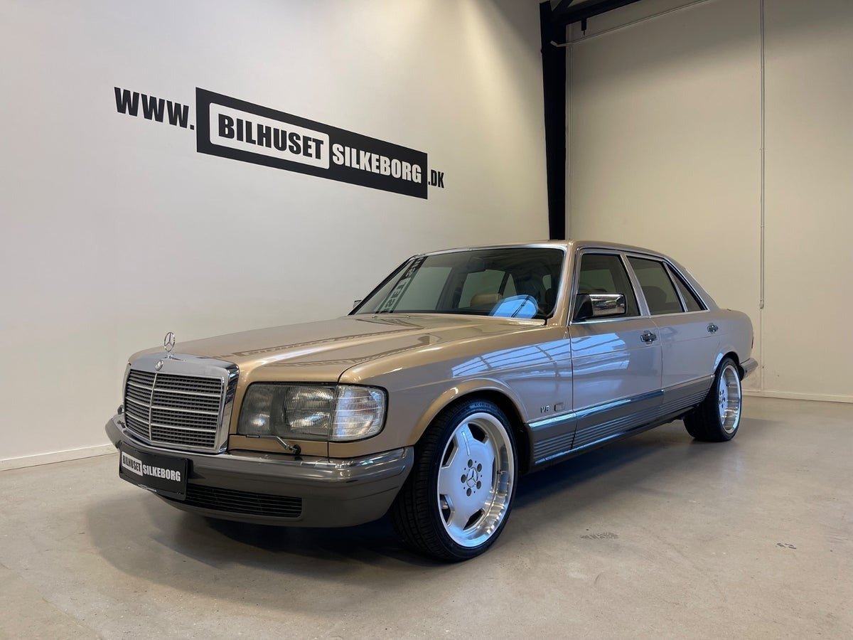 Beige Mercedes 500 SEL fra 1981