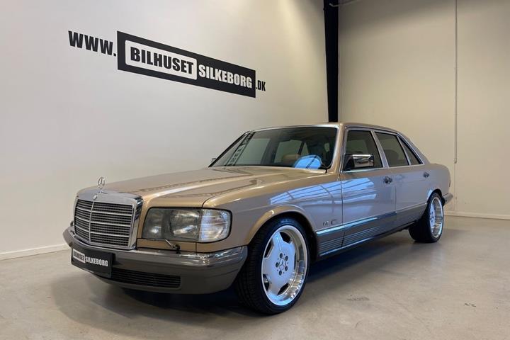 Beige Mercedes 500 SEL fra 1981