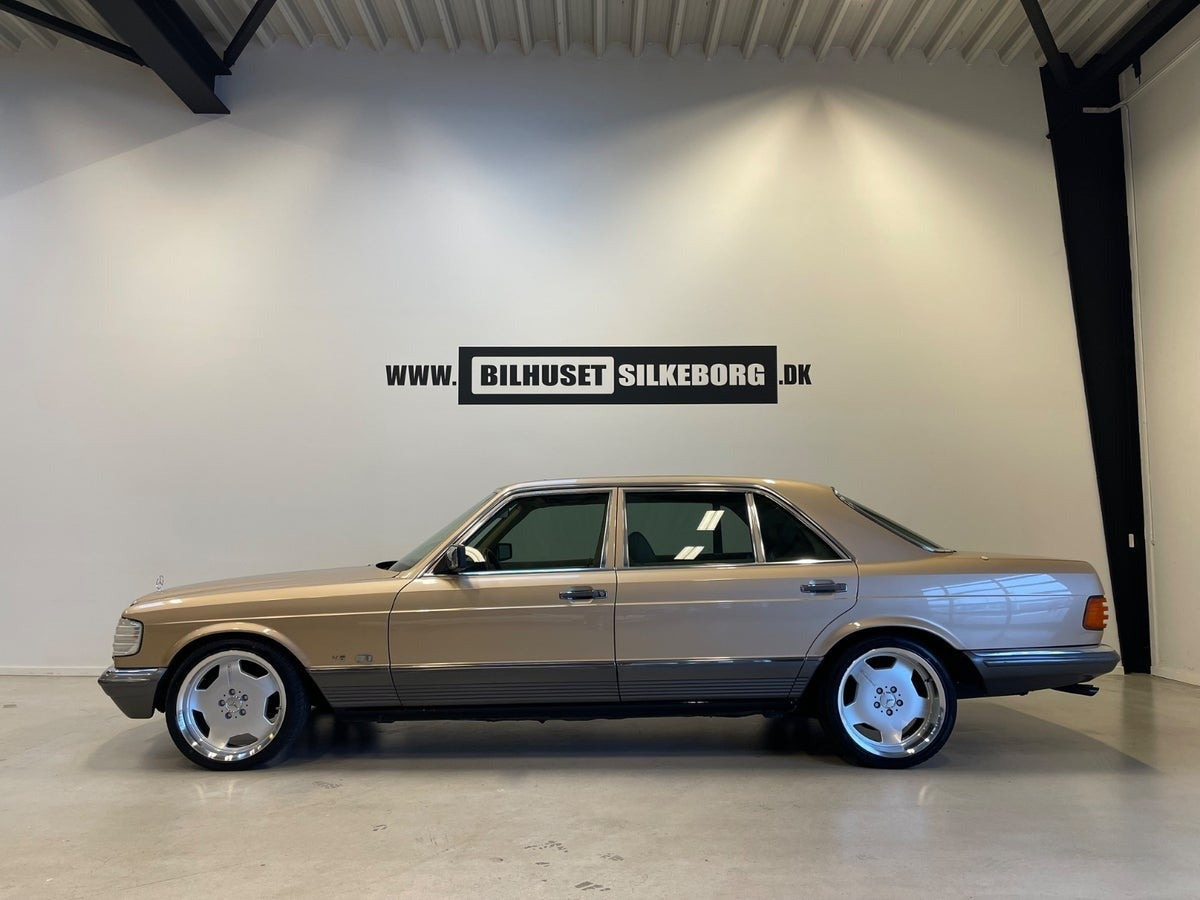 Beige Mercedes 500 SEL fra 1981