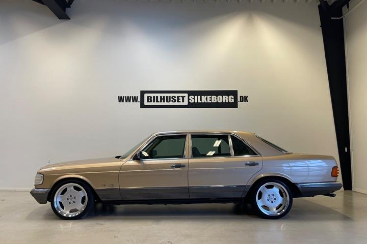 Beige Mercedes 500 SEL fra 1981