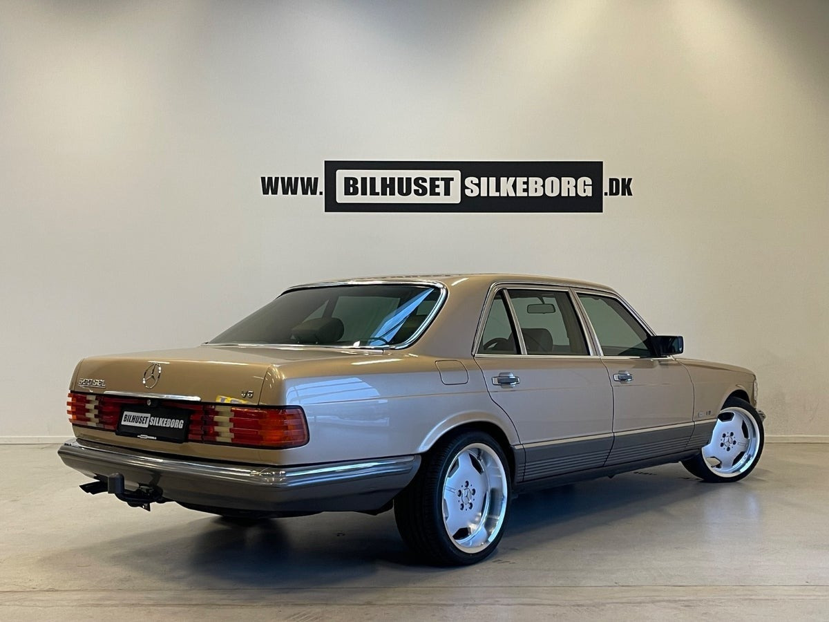 Beige Mercedes 500 SEL fra 1981