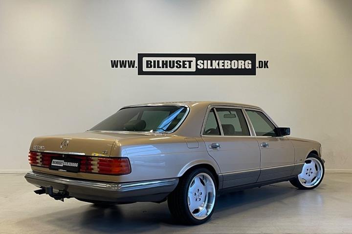 Beige Mercedes 500 SEL fra 1981