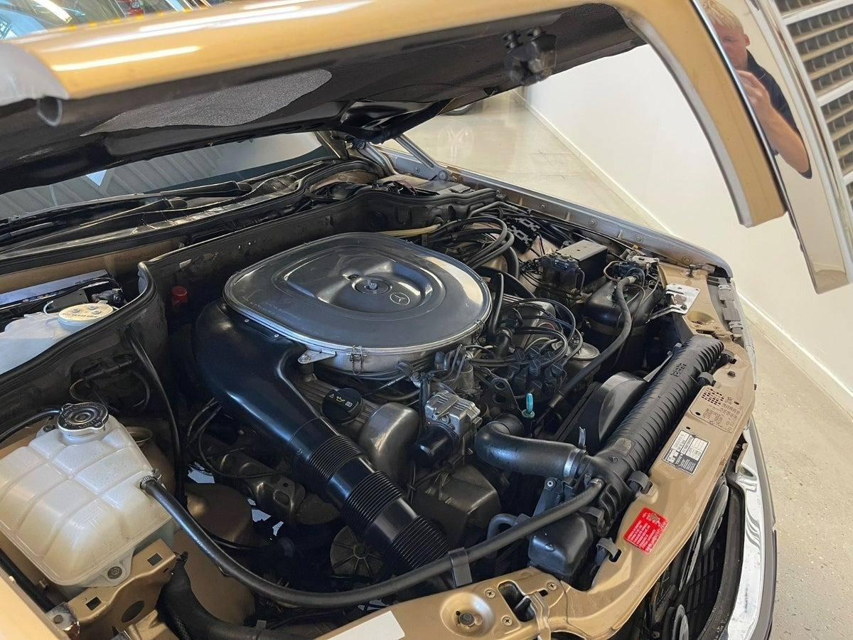 Beige Mercedes 500 SEL fra 1981