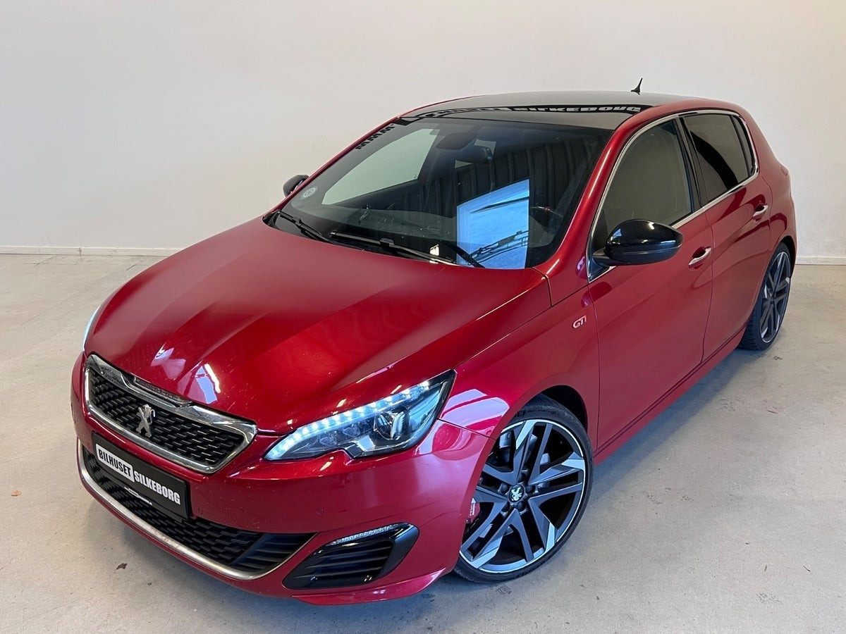 Rød Peugeot 308 fra 2016