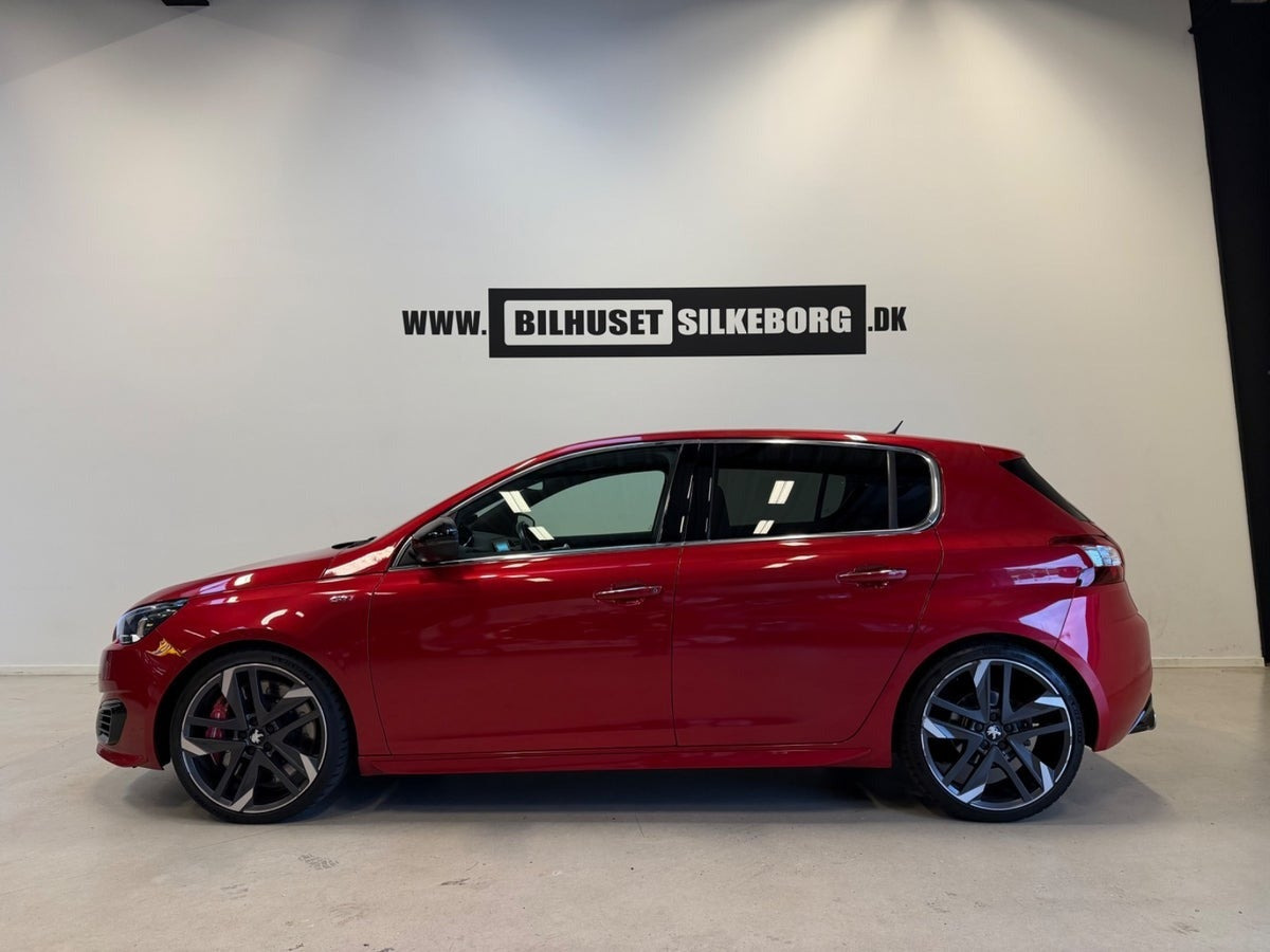 Rød Peugeot 308 fra 2016