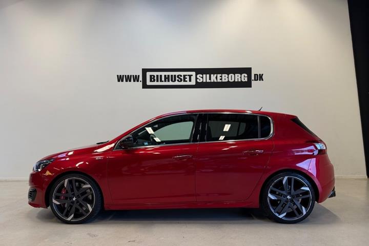 Rød Peugeot 308 fra 2016