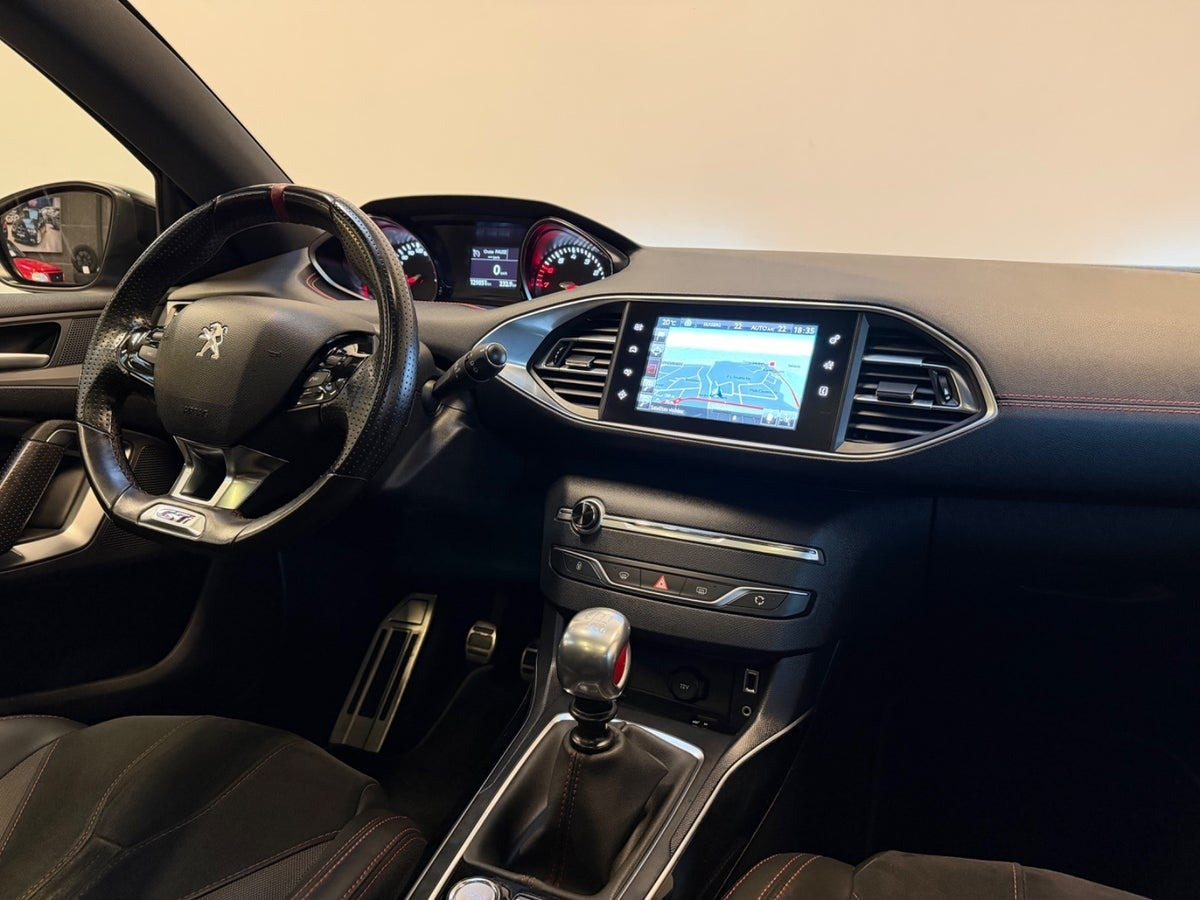 Rød Peugeot 308 fra 2016