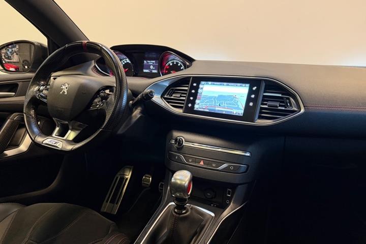 Rød Peugeot 308 fra 2016