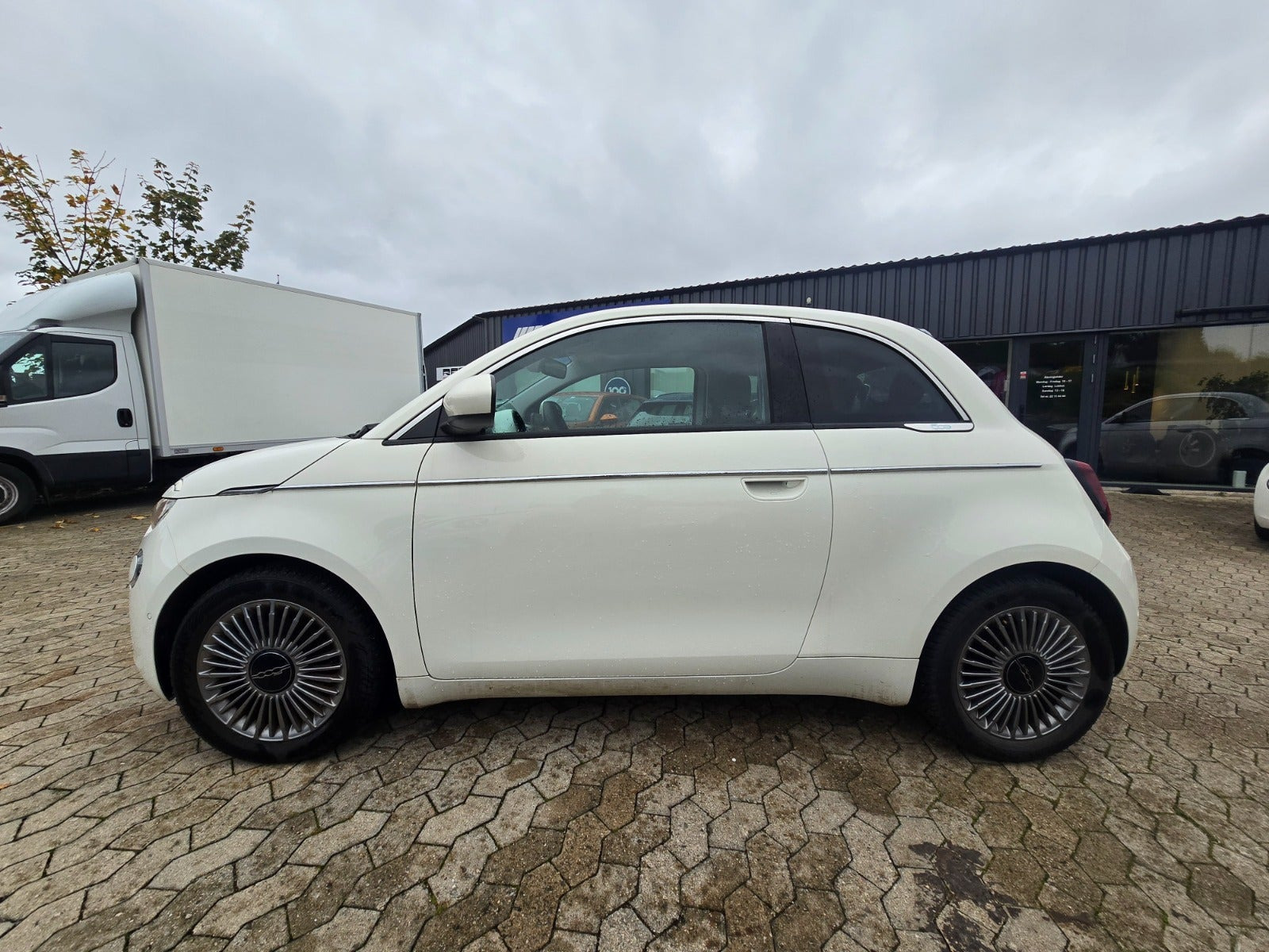 Hvid Fiat 500e fra 2023
