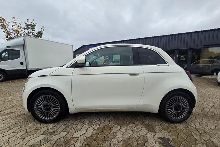Hvid Fiat 500e fra 2023