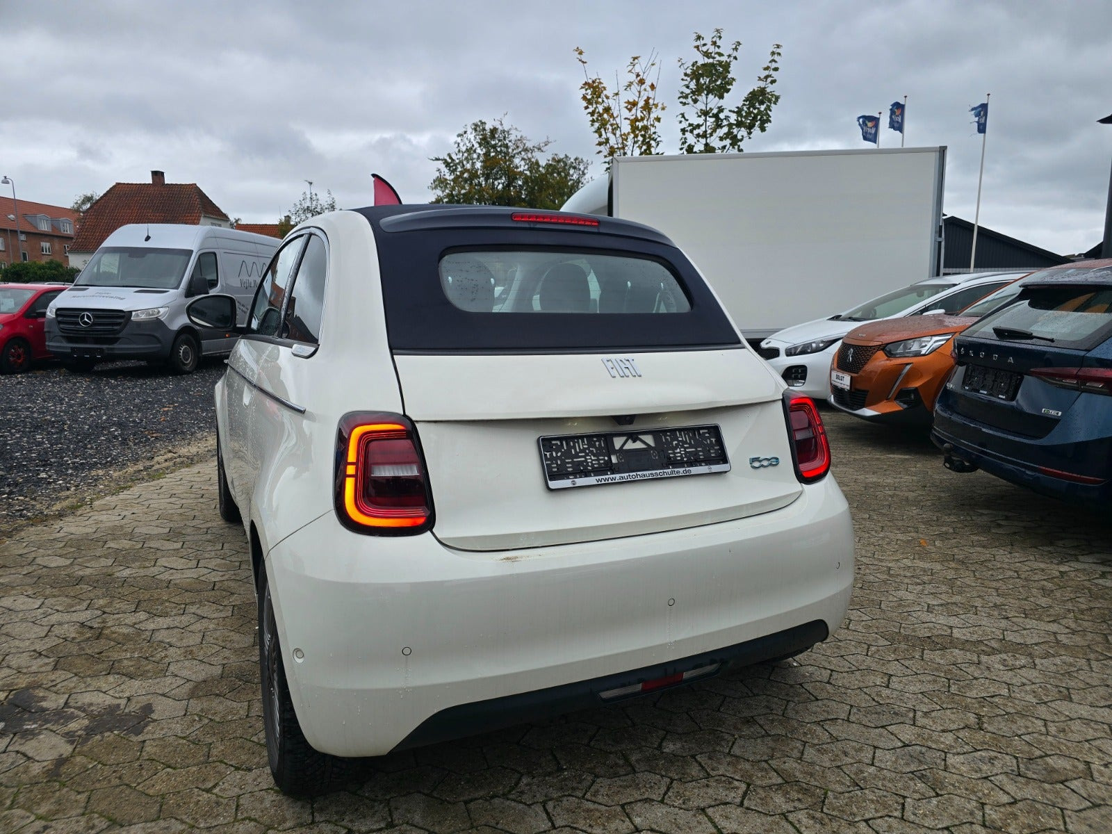 Hvid Fiat 500e fra 2023
