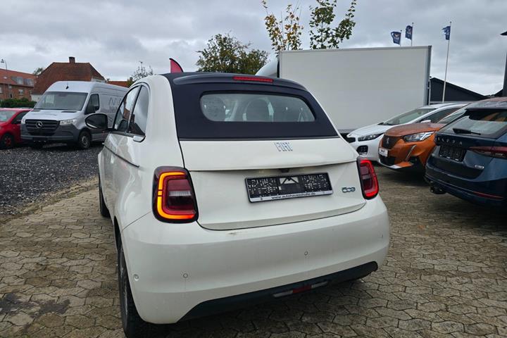Hvid Fiat 500e fra 2023