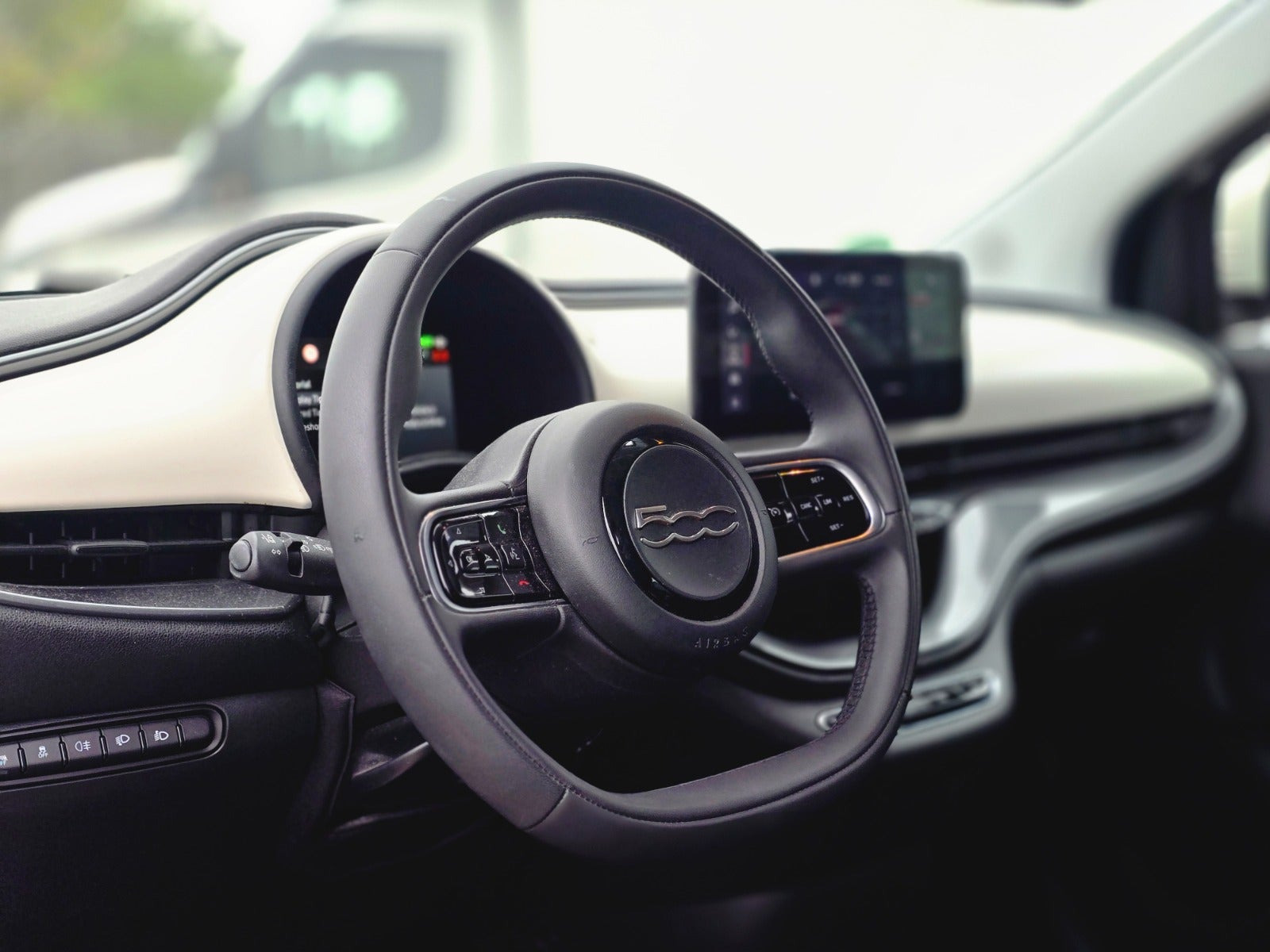 Hvid Fiat 500e fra 2023