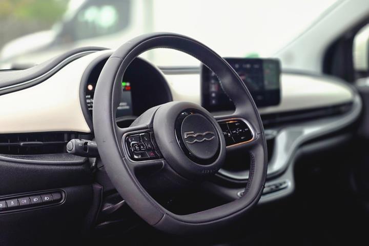 Hvid Fiat 500e fra 2023