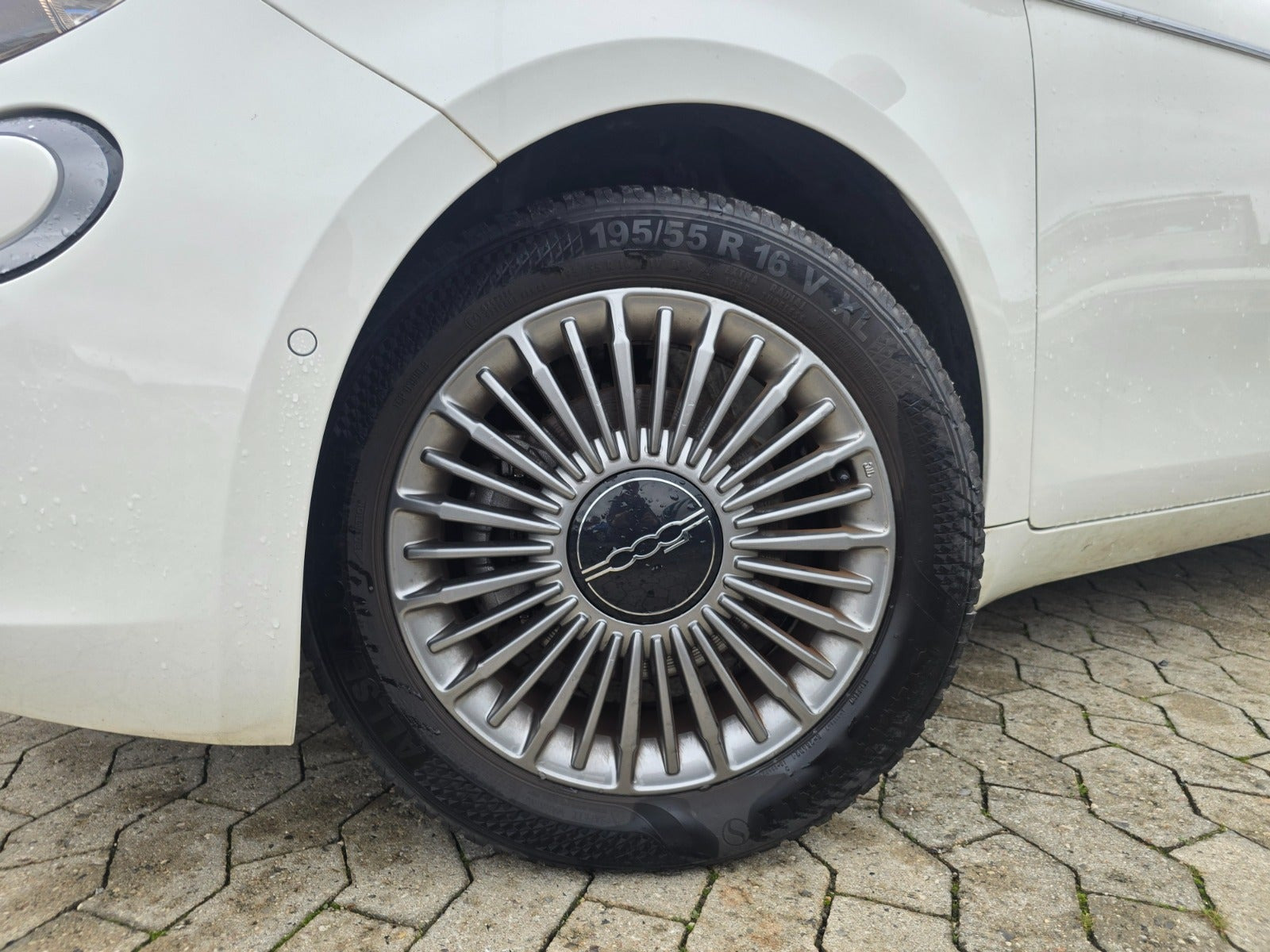 Hvid Fiat 500e fra 2023