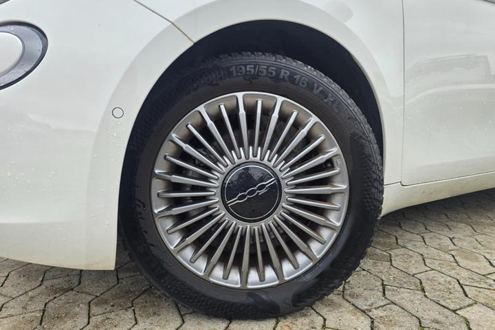 Hvid Fiat 500e fra 2023