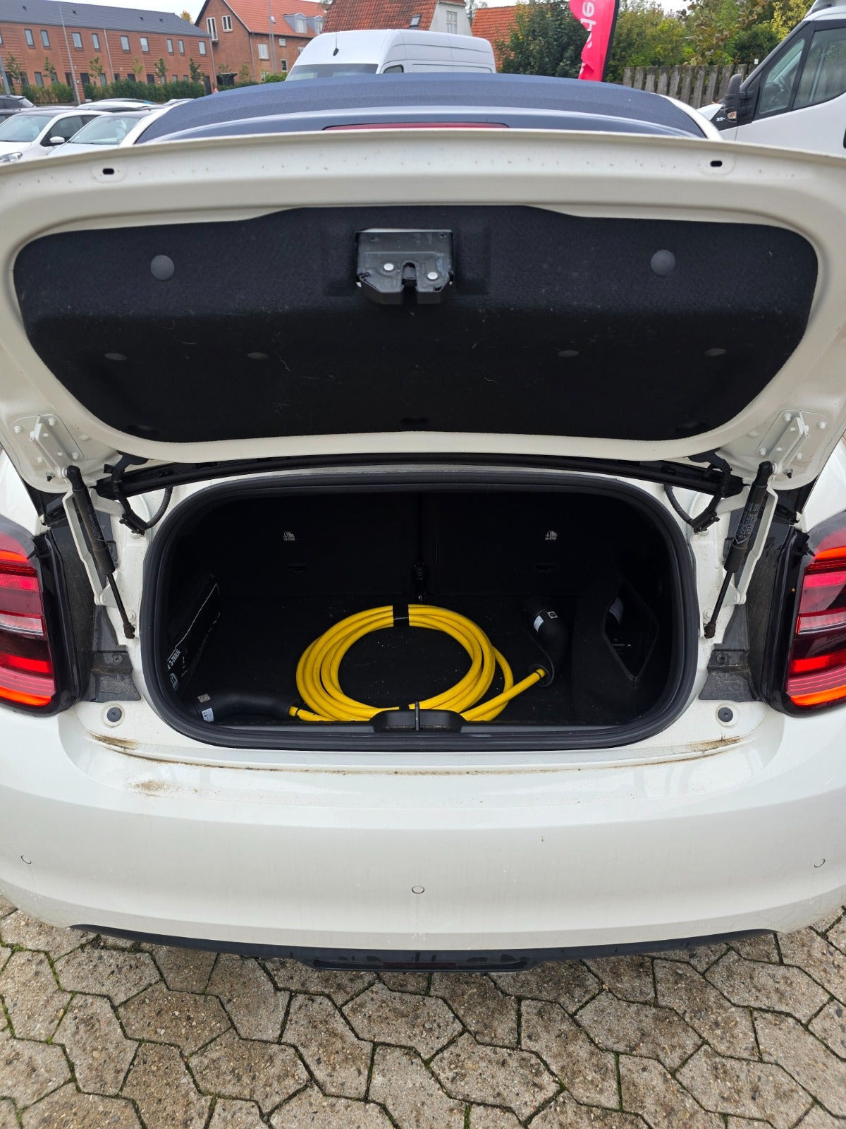 Hvid Fiat 500e fra 2023