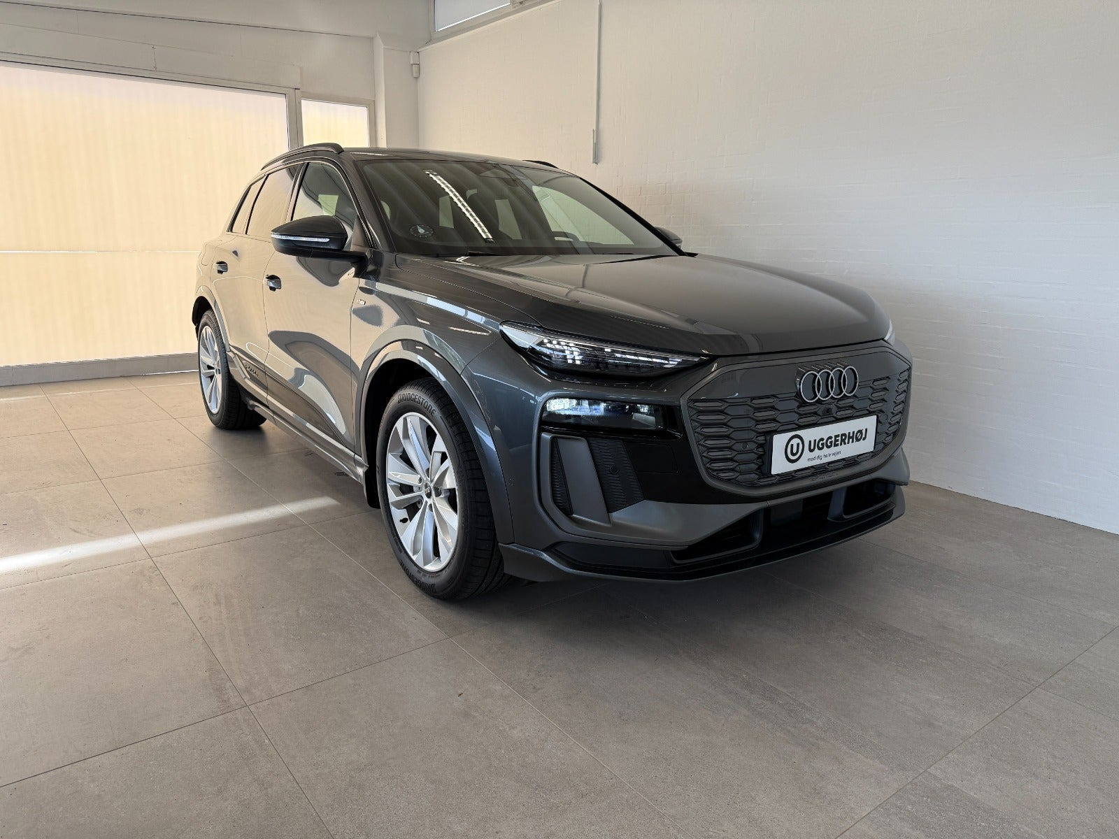 Grå Audi Q6 e-tron fra 2025