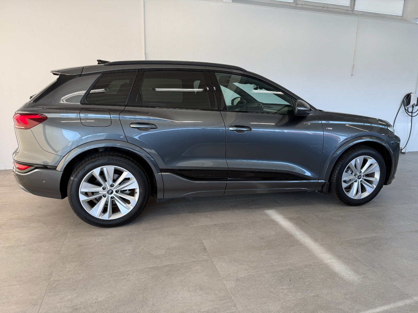 Grå Audi Q6 e-tron fra 2025