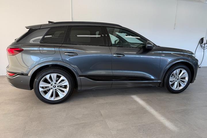 Grå Audi Q6 e-tron fra 2025