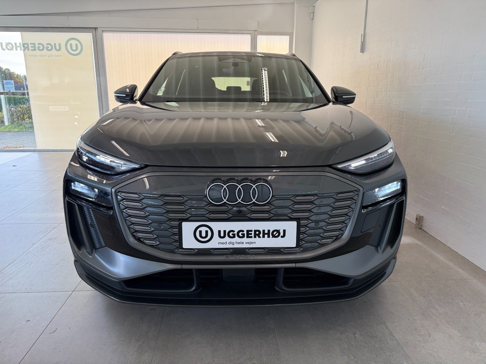 Grå Audi Q6 e-tron fra 2025