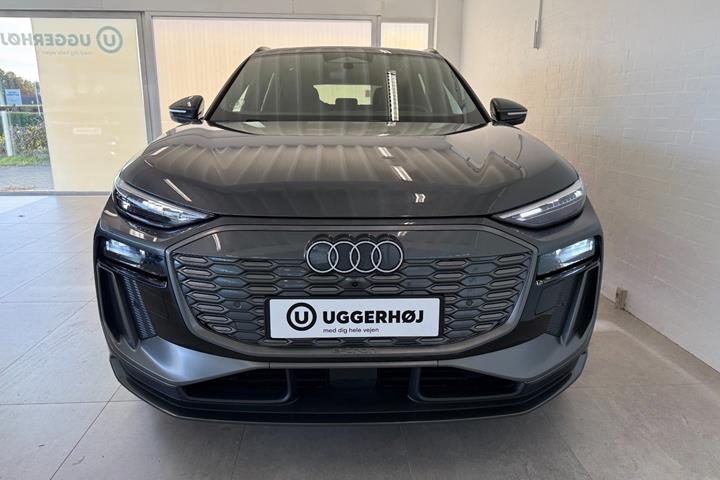 Grå Audi Q6 e-tron fra 2025
