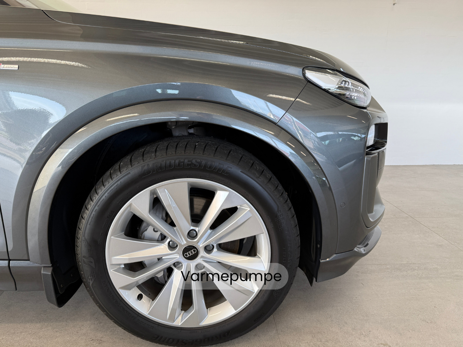 Grå Audi Q6 e-tron fra 2025