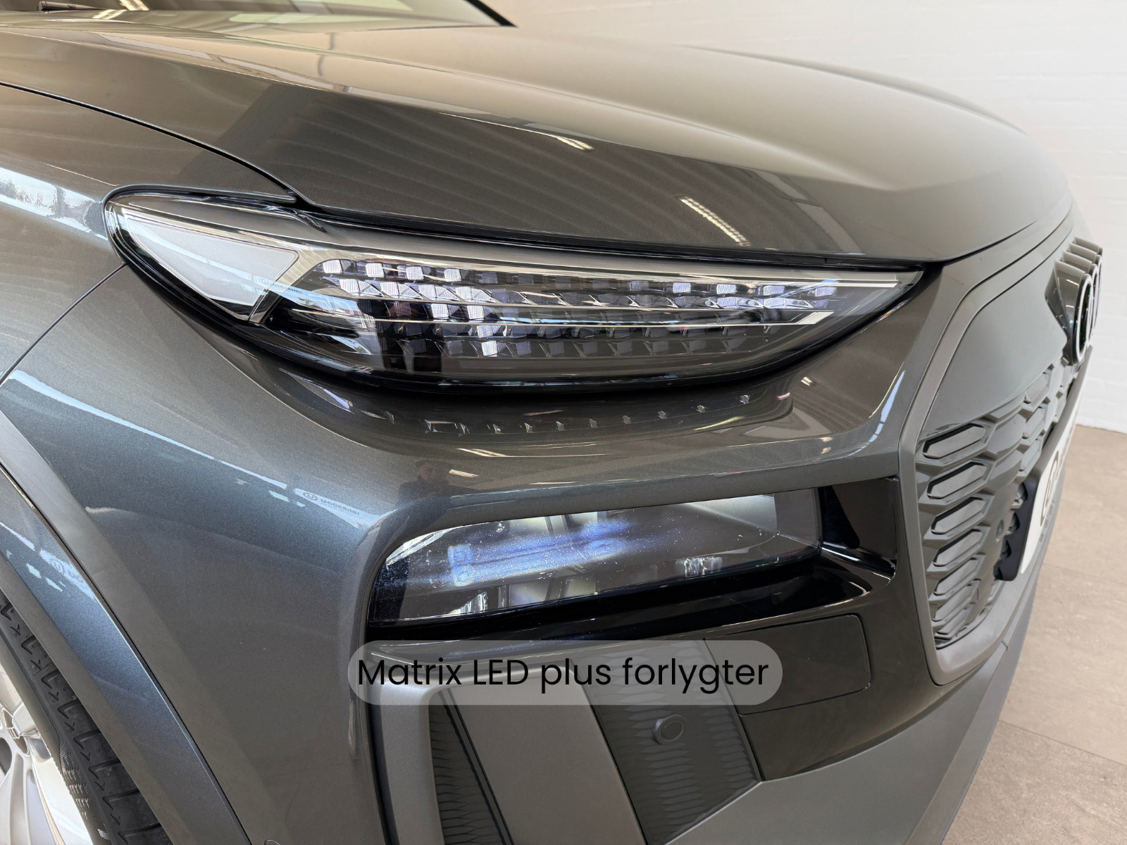 Grå Audi Q6 e-tron fra 2025