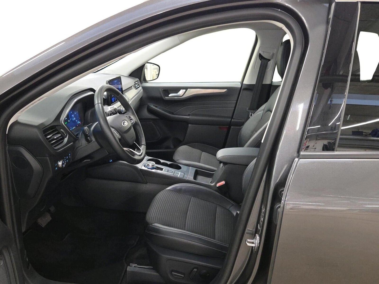 Grå Ford Kuga fra 2021